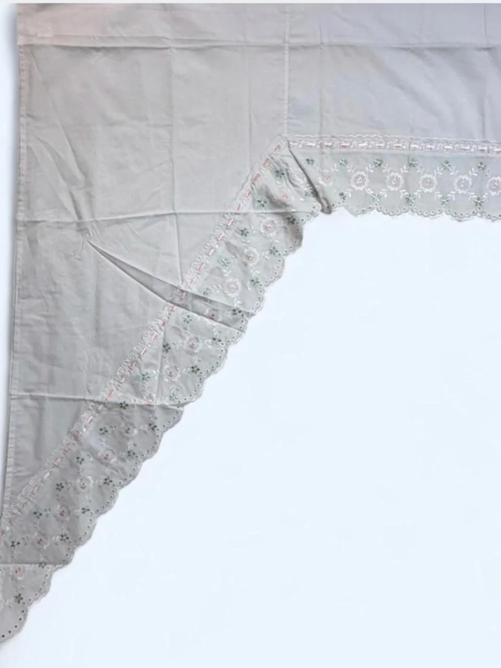 VTG Ribbonette Shaped Valance New Old Stock Eyelet Floral Pink White 60x38‎ NOS